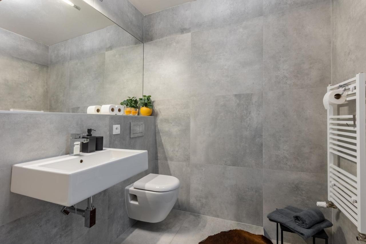 Bnb Sk Zamocka Artist Apartment Bratislava Bagian luar foto