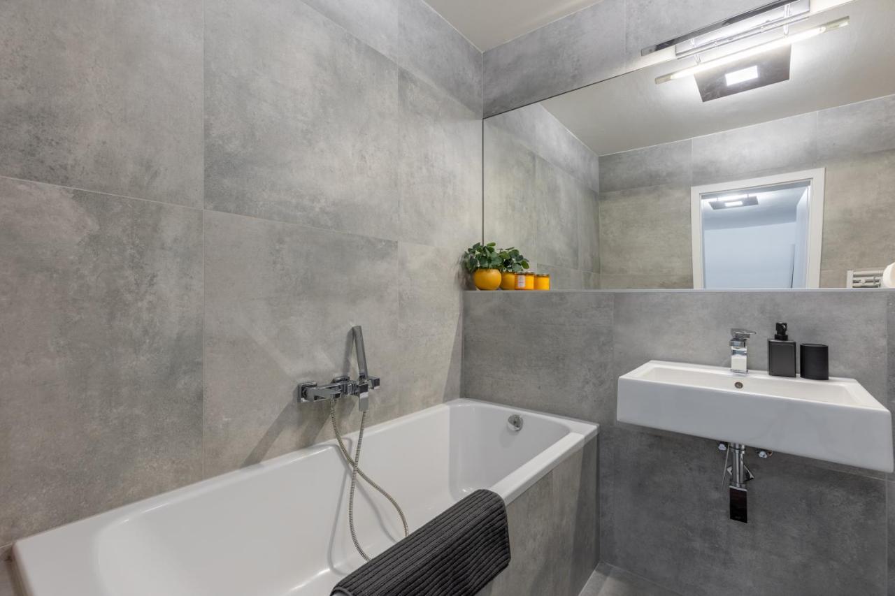 Bnb Sk Zamocka Artist Apartment Bratislava Bagian luar foto